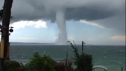 Торнадо в центъра на морето