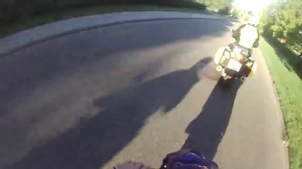 Младеж бяга от куките със скутер