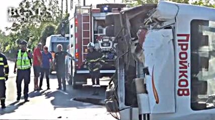 Тежка катастрофа между мотор и микробус блокира Околовръстния път на Казанлък
