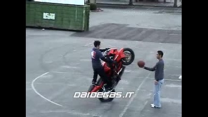 Човек Играе Баскетбол В/у Honda Cbr 600