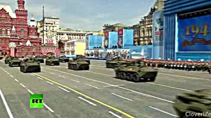 Барак Обама хваща военен парад на Червения площад в Москва