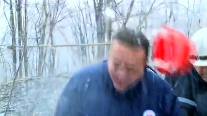 Голяма ледена буца удари сръбския министър на енергетиката по каската