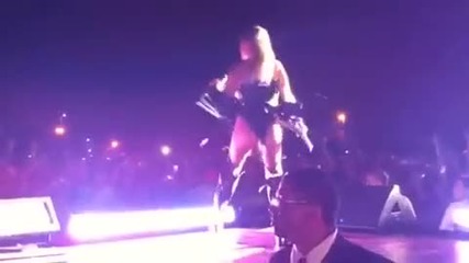 Луд фен се опитва да нападне Fergie По време на концерт в Бразилия 