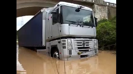 Какво ли прави камиона в реката :) 