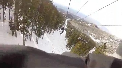 Глупак пада от ски лифт