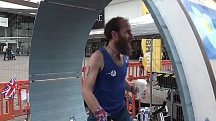 UK: ‘Human hamster’ Dean Ovel to run for 24 hours to raise hospital funds