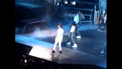 Justin Bieber - Love Me (live in San Antonio)