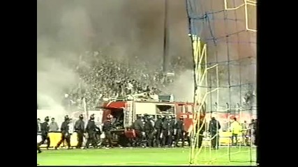 Още в първата минута от мача феновете запалиха голям огън на терена в турция
