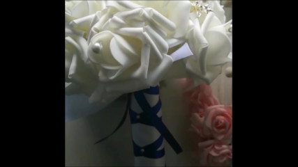 Сватбени букети в бяло и тъмно синьо от Svatbalux