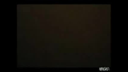 Идиот се прави на гангстер и стреля с калашник ak47 в къщата