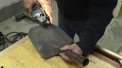 Майстор прави страхотен нож от лопата и дръжка от бетон