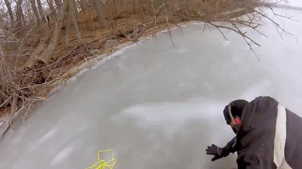Баща и син спасяват елени от леден капан!