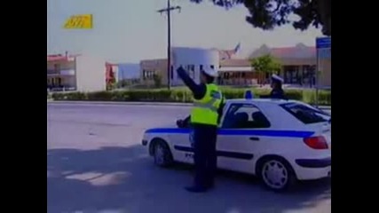 Смях! Полицай спира моторист