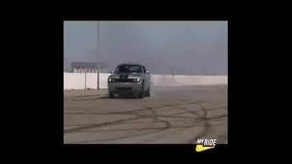 Burnout със Dodge Challenger Concept 