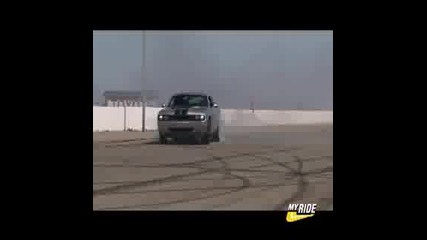 Burnout със Dodge Challenger Concept