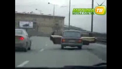 Опасен начин на каране когато вратите на колата са отворени 