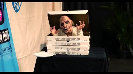 Кутия за пица плаши хората - Шега