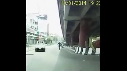 Как полицай спира мотоциклетист в Азия?