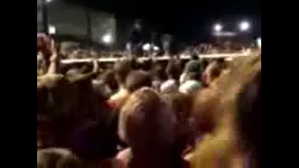 Steven Tyler пада от сцената
