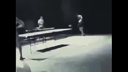 Брус Ли Играе Тенис На Маса