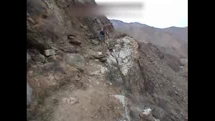 Велосипедист пада от скала