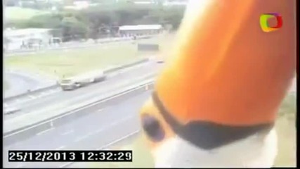 Пътна камера за наблюдение с необичаен посетител