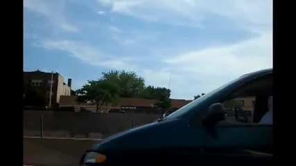 Шофьор кара без да гледа