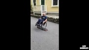 Респект! Мъж в инвалидна количка подкарва скейтборд