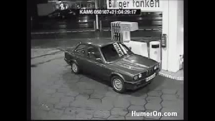 Жена в бензиностанция!