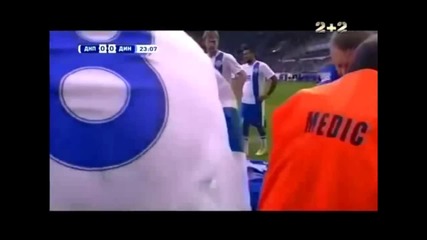Футболист си гълта езика,противниковия играч му спасява живота !