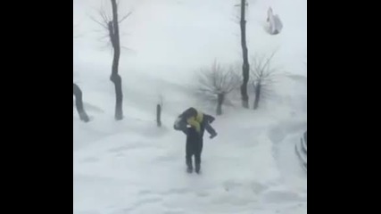 Баща играе с сина си като го хвърля в снега