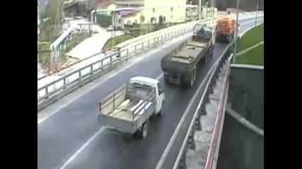 Руската Полиция предизвиква катастрофа на мост