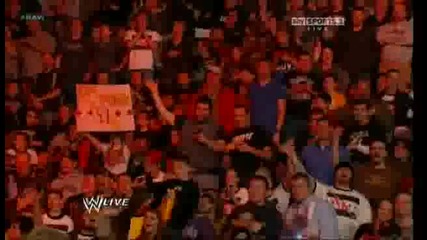 Cm Punk Пее и развеселява феновете на Първична Сила