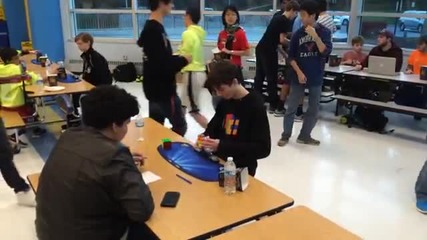14- годишен младеж чупи рекорда за нареждане на кубчето на Рубик