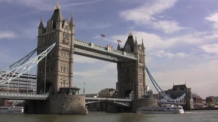 Ufos Over London Friday 2011 - Ufo fleet over Tower Bridge London 6242011