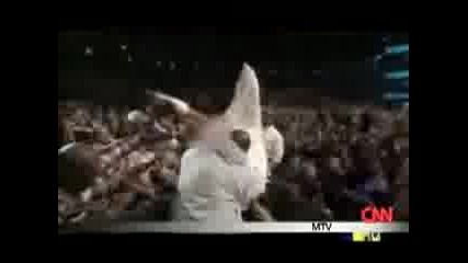 базик с Eminem на наградите на Mtv.задник в лицето 