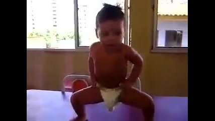 (смяяях) Бразилско Бебе танцува Самба 