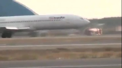 Самолет се призимява без преден колесник