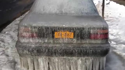 Изключително замръзена кола в Бруклин 