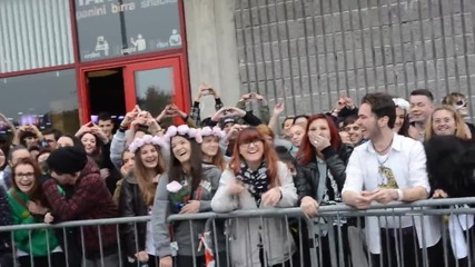 Фенове пеят City of angels докато чакат 30 seconds to mars в Милан