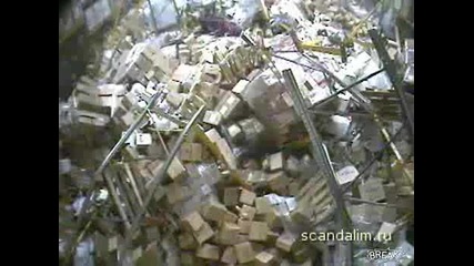 Пиян мотокарист събаря склад!