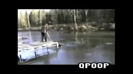 Глупак се хвърля в замразено езеро 