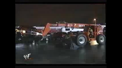 Stone Cold Steve Austin разбива Triple H и колата му