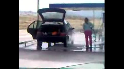 Супер тъпа жена , мие колата си отвън и отвътре 
