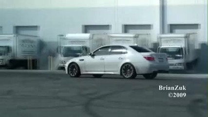 Bmw E60 M5 си запали гумите 