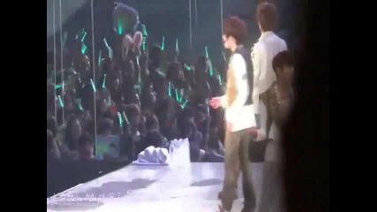 Shinee World Ii - 2min almost kiss