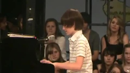 13 годишно момче прави кавър на песента на Лейди Гага - Paparazzi 