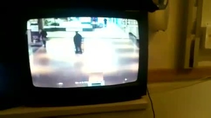 Момиче Пада Във Фонтан Смях 