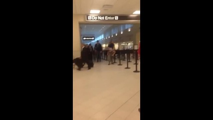 Момиче посреща приятеля си на летището
