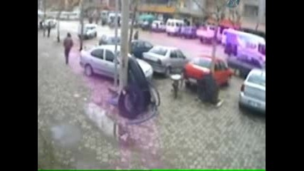 катастрофа! Кола помита двама пешеходци! 
